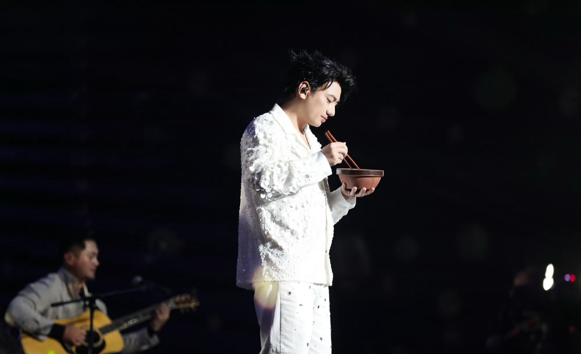 海来阿木巡演长沙站边嗦粉边唱海来阿木好一个入乡随俗，长沙站巡演的限定环节竟然是嗦