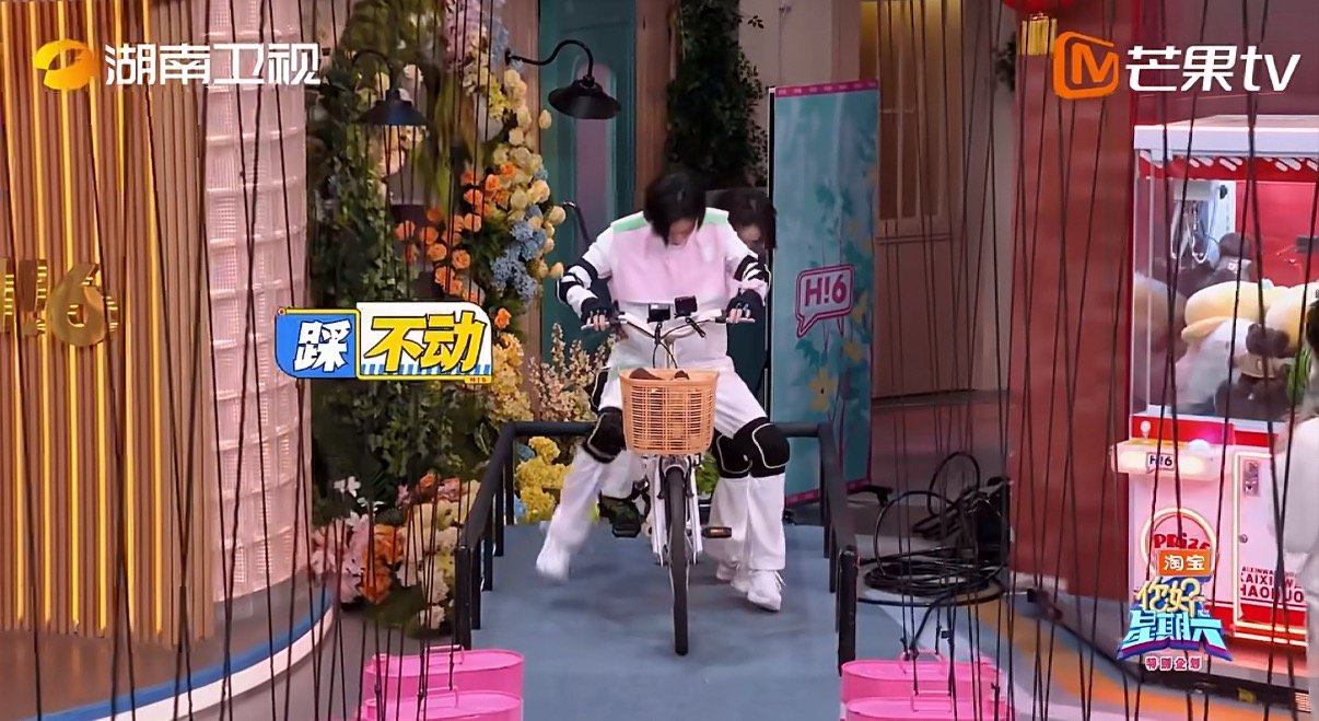 倪妮稳稳的很让人安心倪妮带着刘雅瑟精准避开了所有障碍物最后稳稳通关，跟着姐姐稳稳