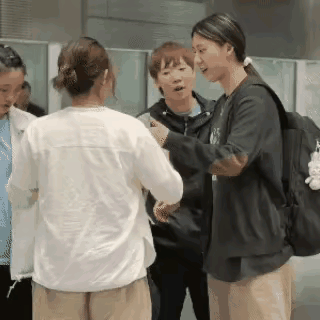 看到这张动图，必须为王曼昱的大格局点个赞[赞]

这张动图里笑成一朵花的王曼昱，