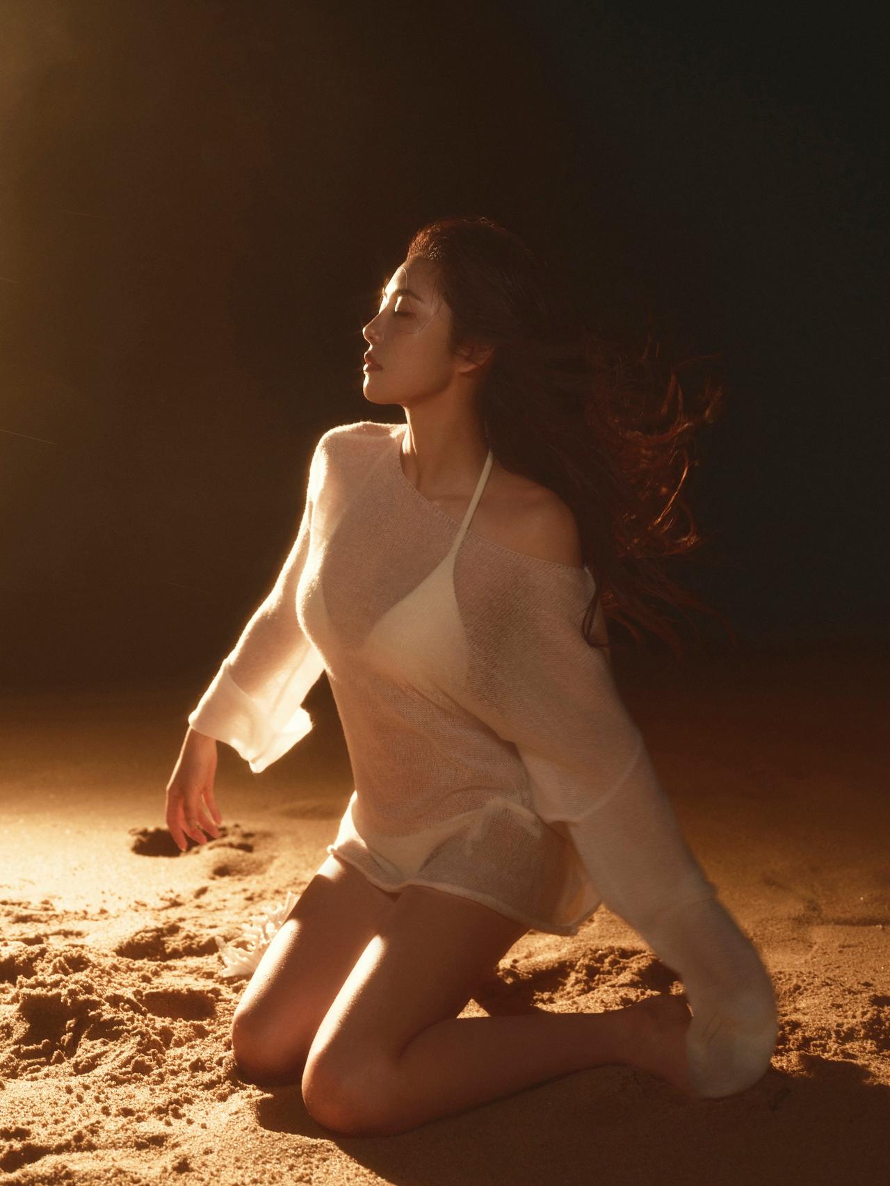 蔡文静性感福利，白色比基尼在透视白纱下朦胧诱惑