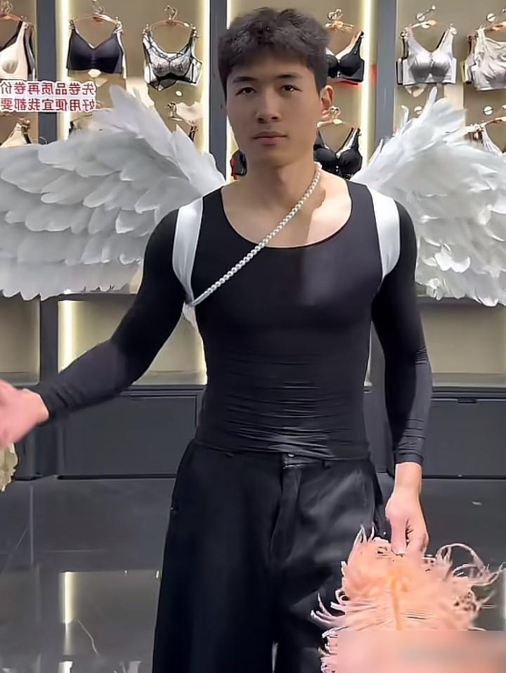 谁能想到？谢浩男妈妈竟然拿现任老公“开涮”了！视频里的刘海军扭腰摆胯学维密走秀，