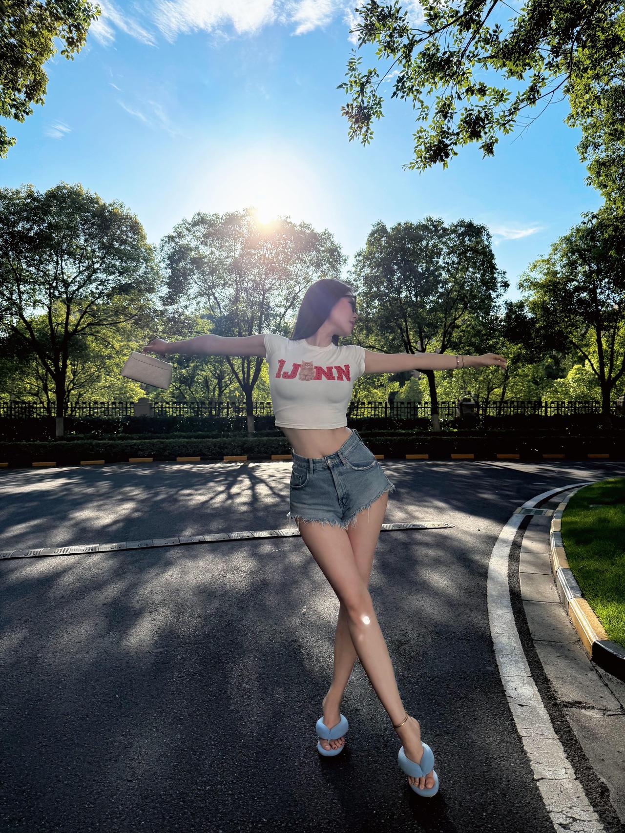 夏日的风，是甜的
 
阳光把天空揉成一块透亮的蓝玻璃
云片懒懒散散飘着，像没睡醒