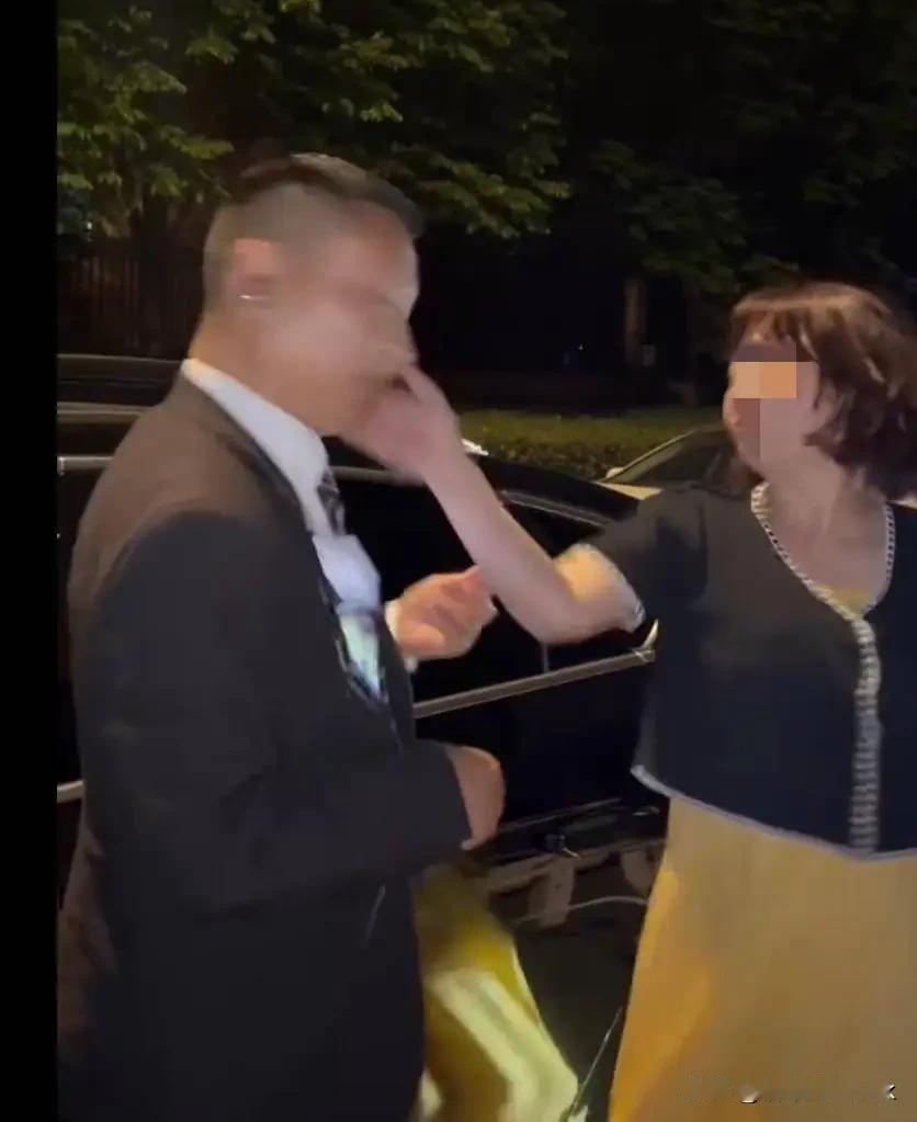 一定要蹲个后续！女子狂扇网约车司机耳光及抱颈摔，最终女子累趴在地，司机全程未还手