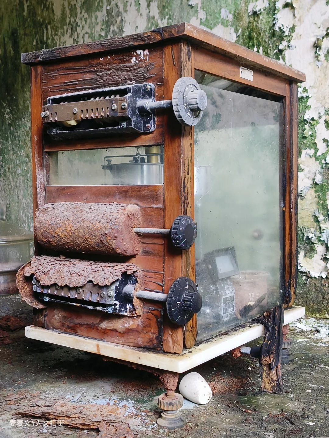 【合川】废弃化验室的天平还在等下一个样品