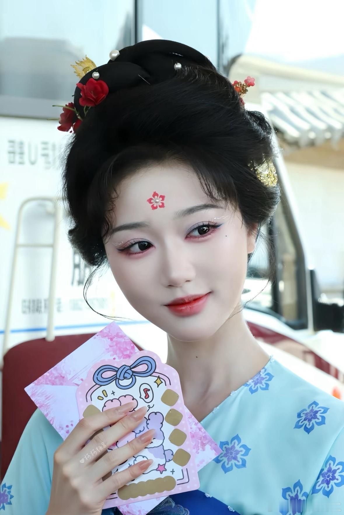 岳雨婷 饭拍开机图，笑起来好像小兔子[送花花] ​​​