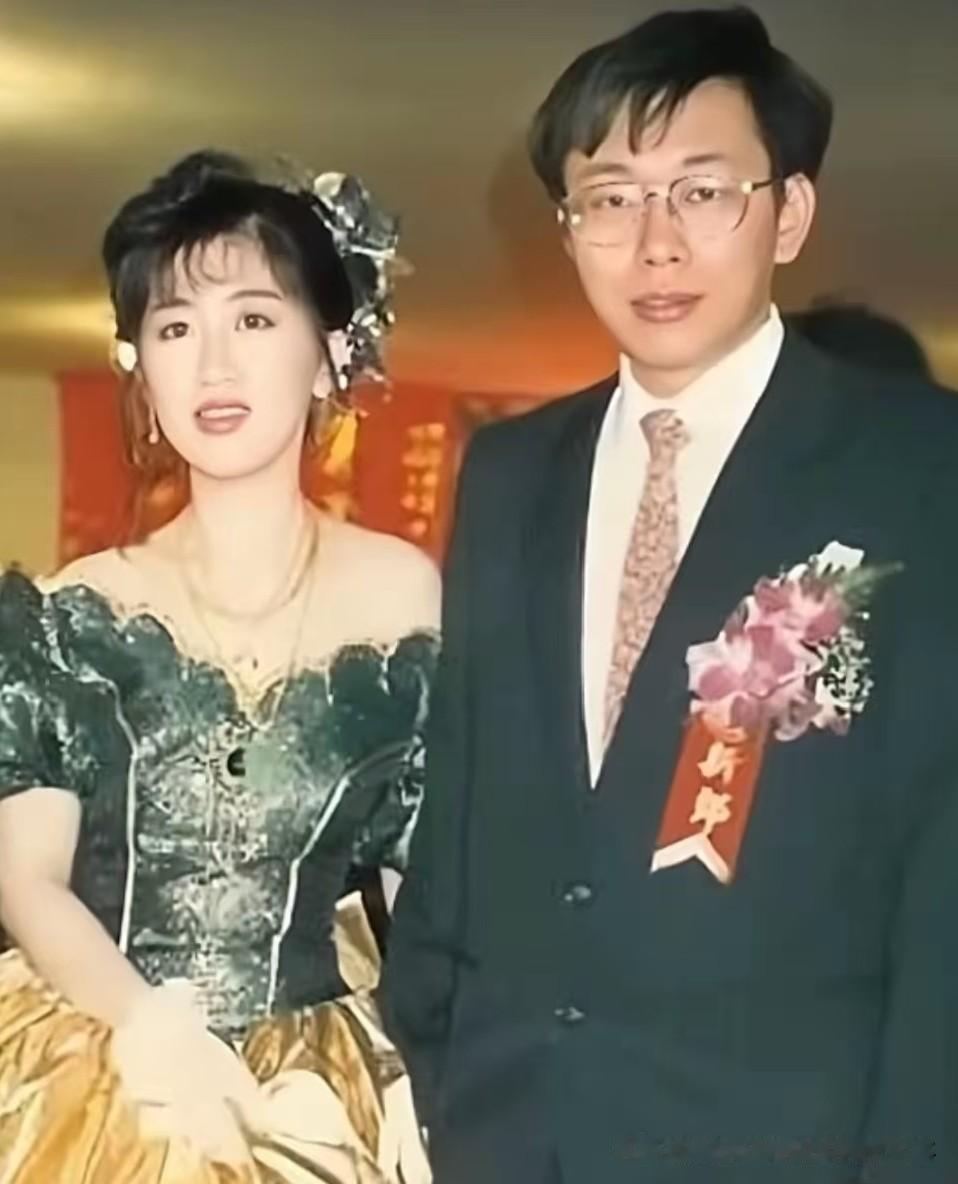 当年的新婚之日。

仔细看看，这位新郎是谁？

岁月 ……