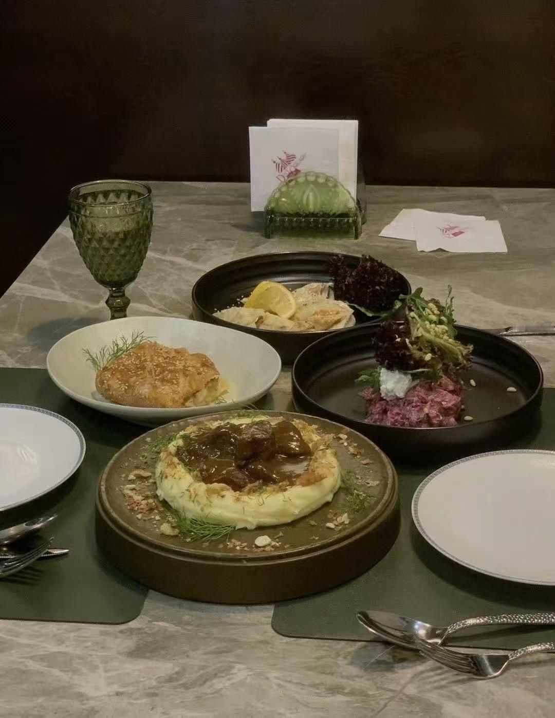 发现没，现在越来越多的人喜欢装穷了。都说大环境不好，赚钱越来越难,日子过得紧巴