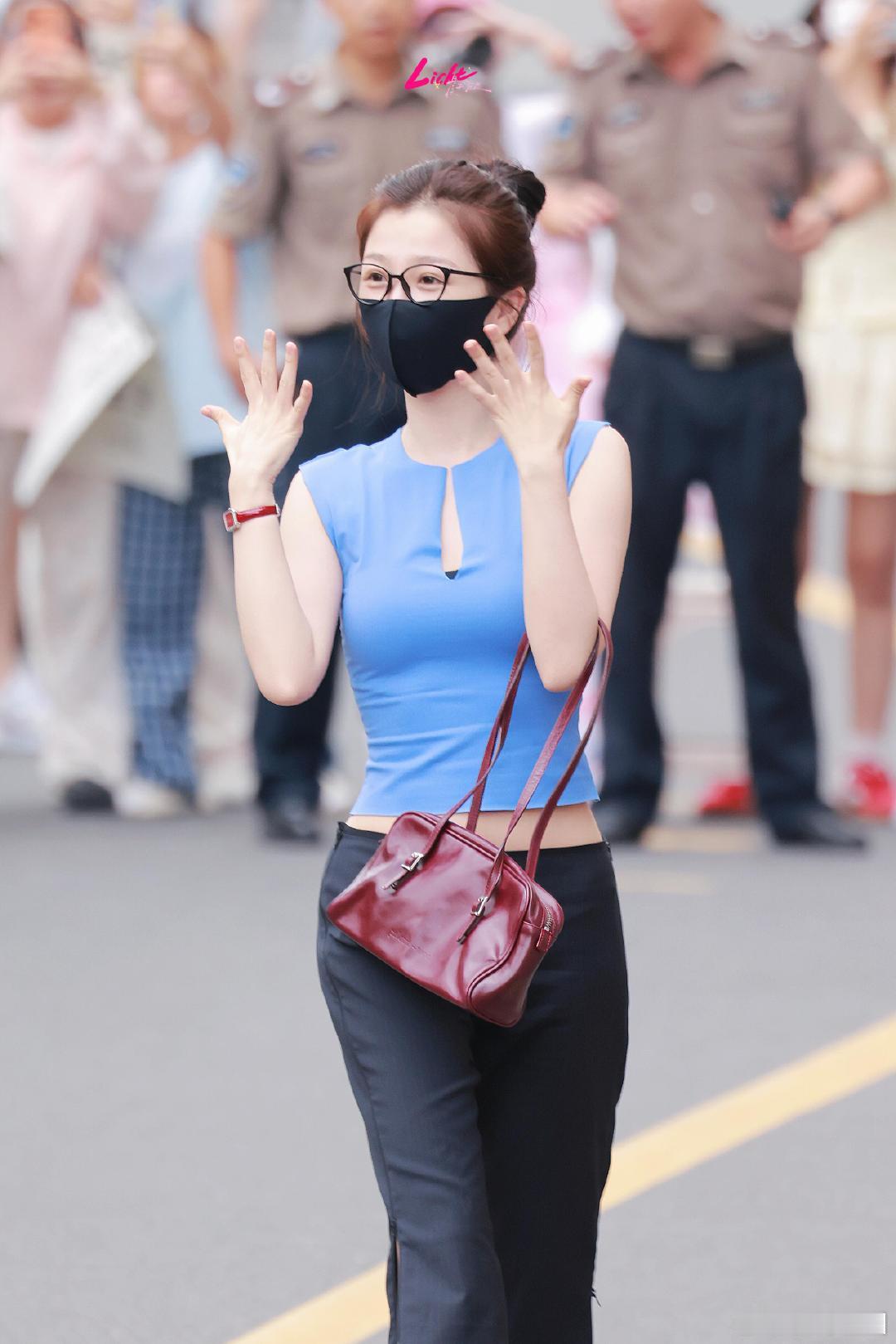 虞书欣复古辣妹其实这种截断式短上衣非常考验腰腹线条，但欣欣子完全没在怕的，这辣妹