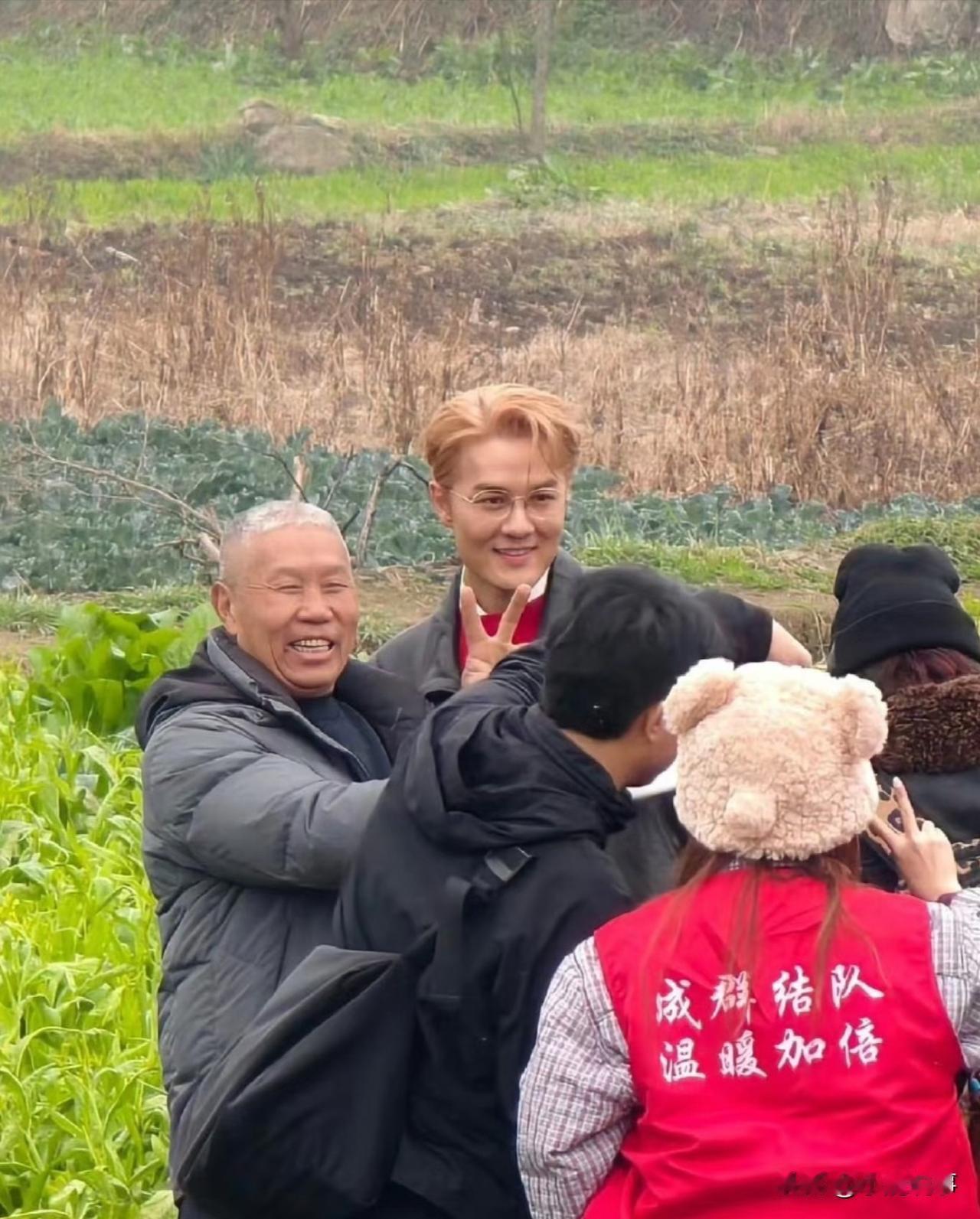 吴克群做自媒体，
真的和别人不一样。
别人都拍吃喝玩乐，他觉得没意思、浪费时间，