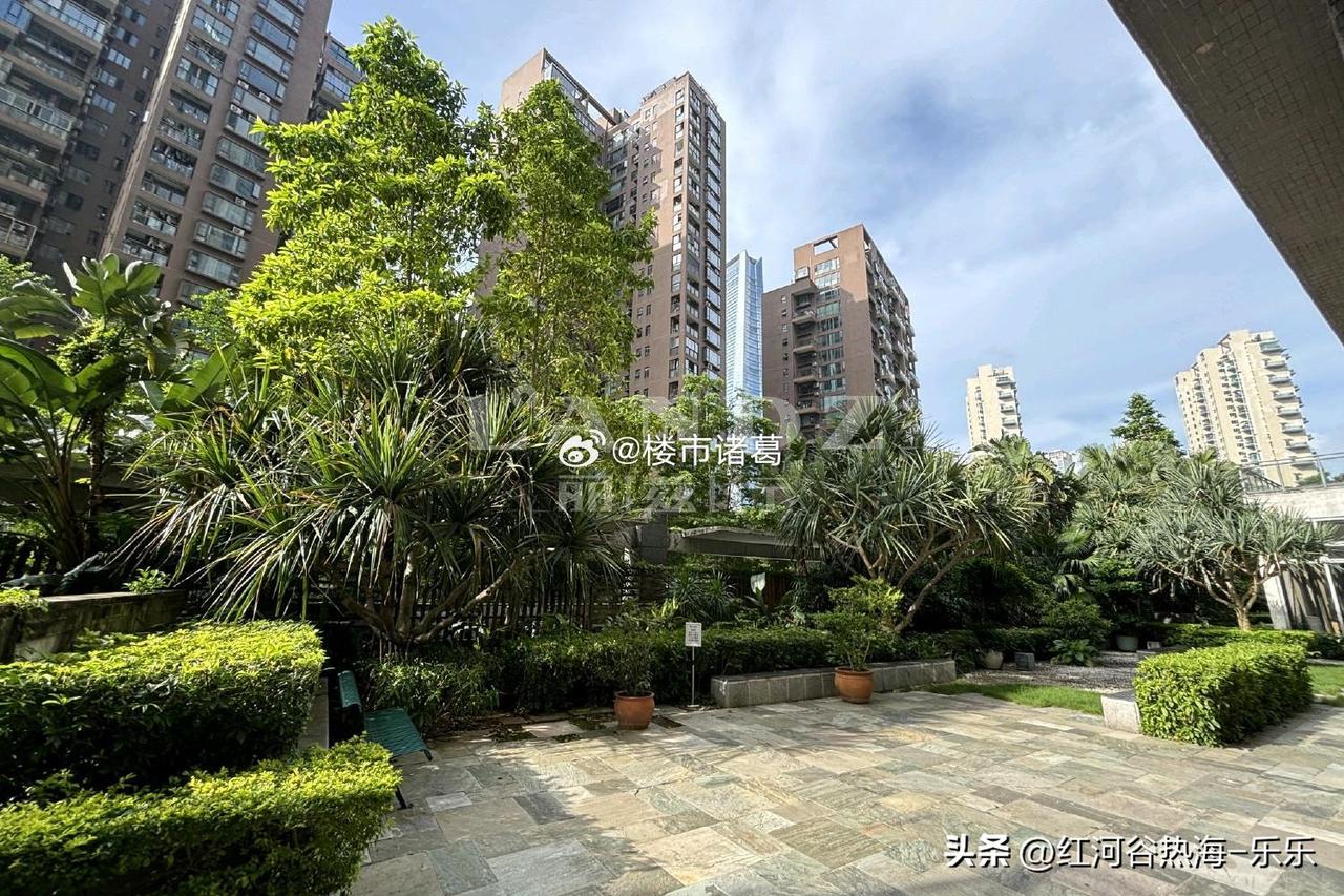 深圳湾的太古城北区，一套84平3房高楼层，5月中旬以1310万成交。而业主202