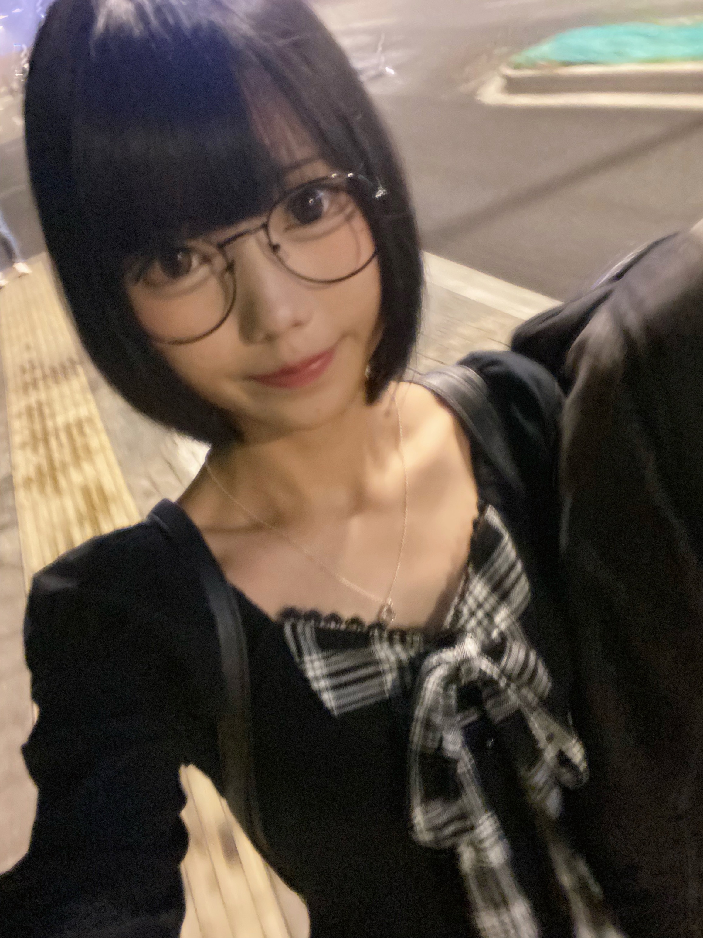 刷到了遮雷霆黑眼圈教程，火速尝试了每次上完遮瑕都直接上粉饼，这样显得皮肤很清透原