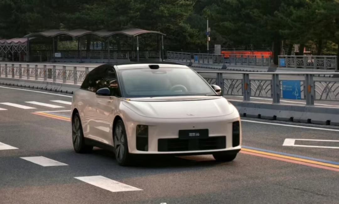 理想i6无伪装实车曝光，计划于今年9月正式上市,车尾可装自行车支架
一辆比 SU