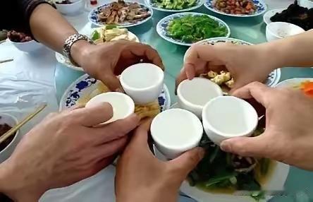 最烦这种农村人，进城没有几年，自己混的也不咋地。回家乡后就挑三拣四，在他眼里就没