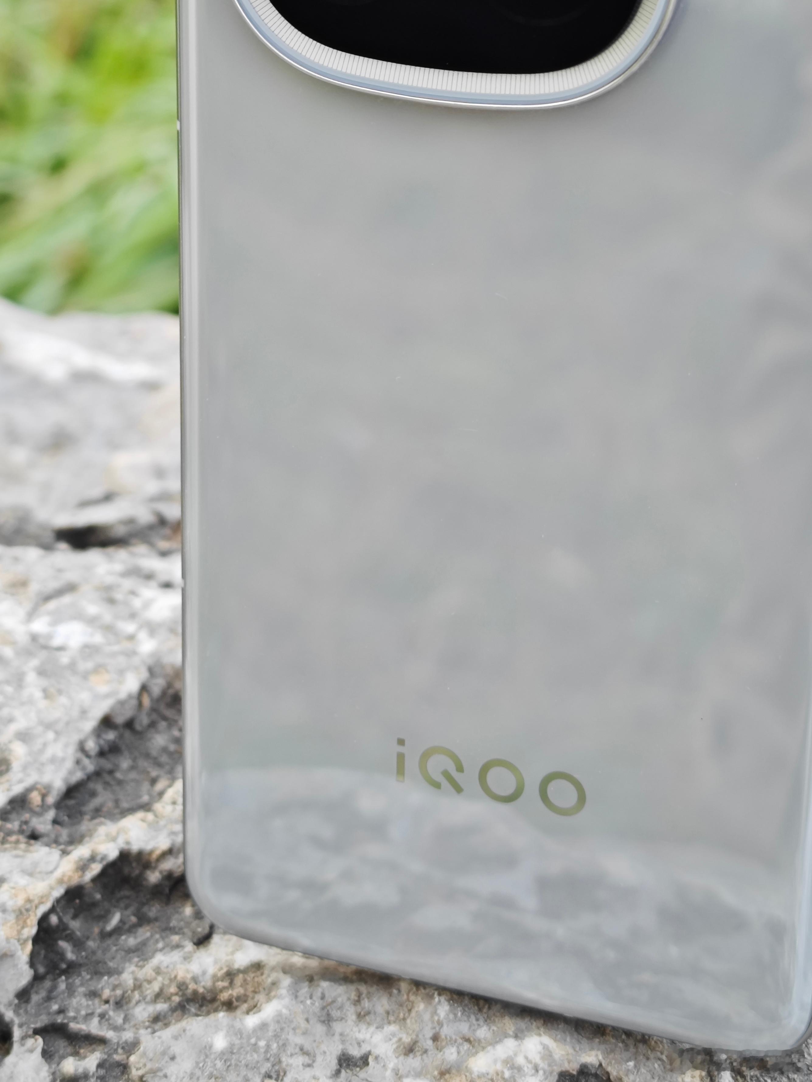 用 iQOO13 玩游戏之余拍了些照片，有点惊喜。自研电竞芯片 Q2 的 2K 