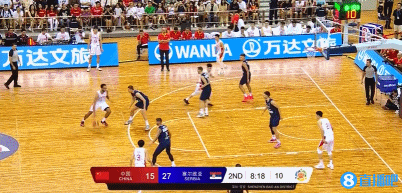 来看李凯尔的表现！
看台上，他母亲一身中国红！
李凯尔目前还没有给中国男篮带来质