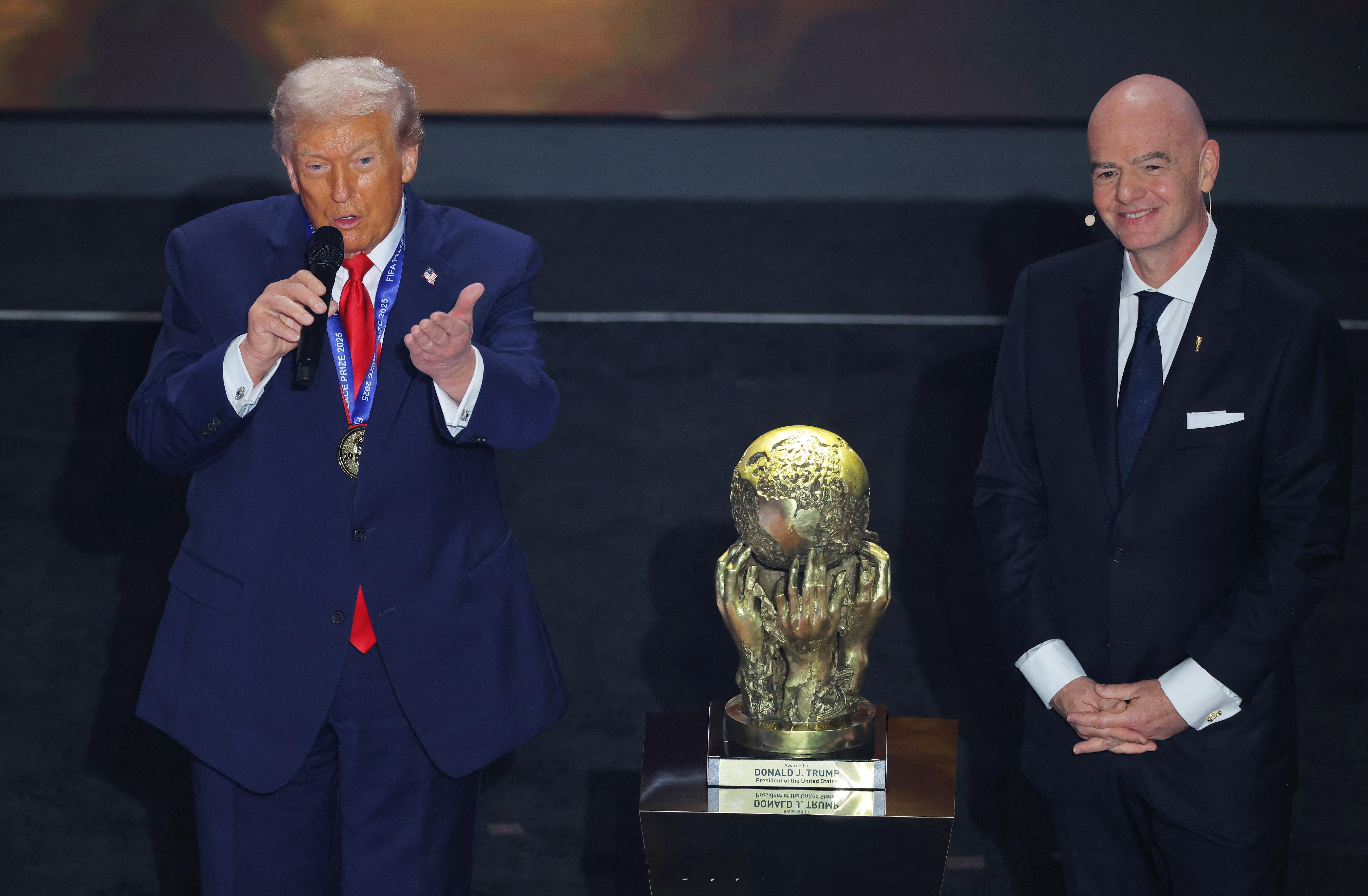 这跨界自吹，看得我尴尬癌都犯了。。。。2026年美加墨世界杯抽签仪式上，懂王突发