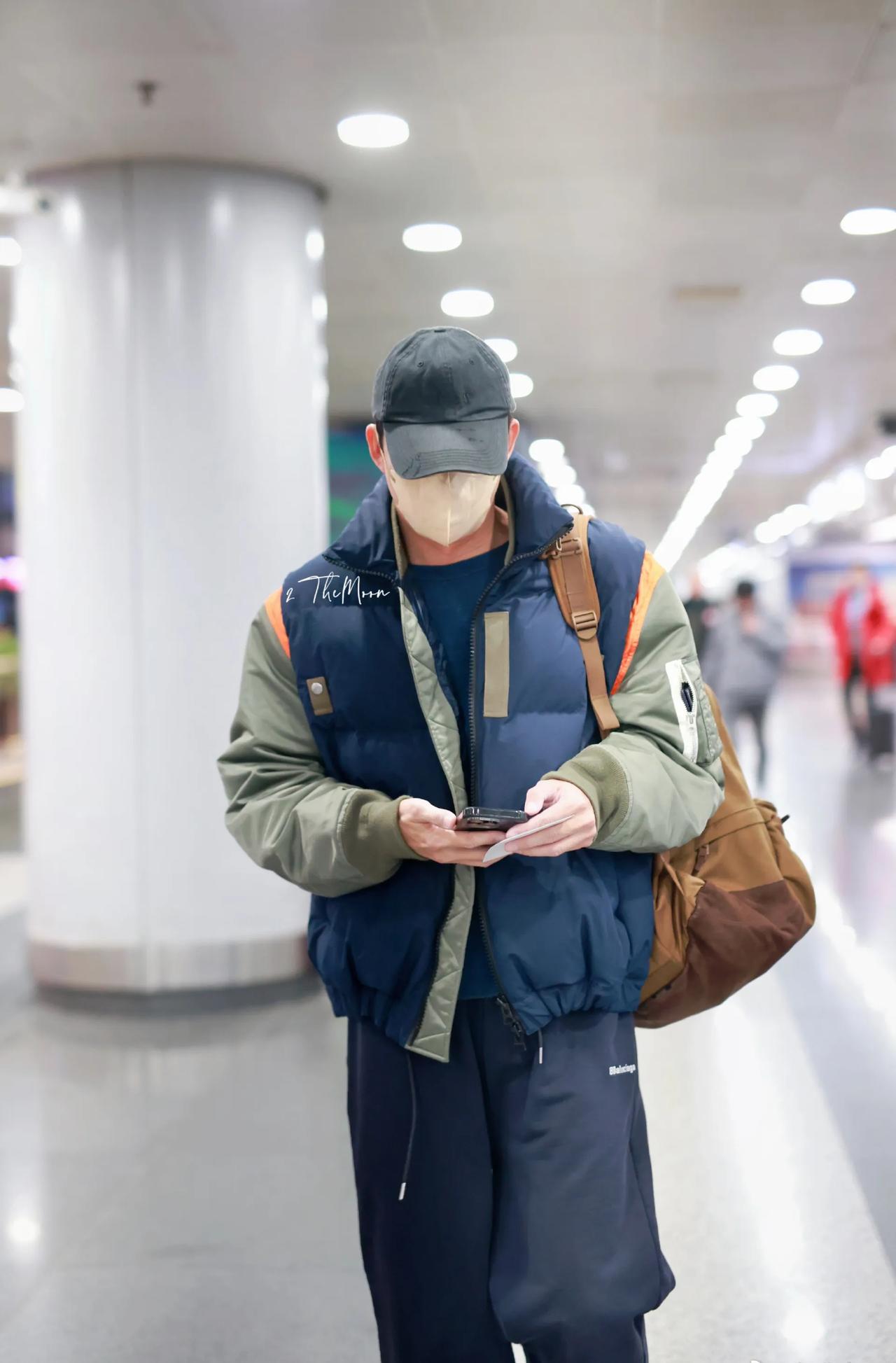 不仔细看还真认不出他是谁。这也是位要颜值有颜值，要演技有演技的主。

很喜欢他的