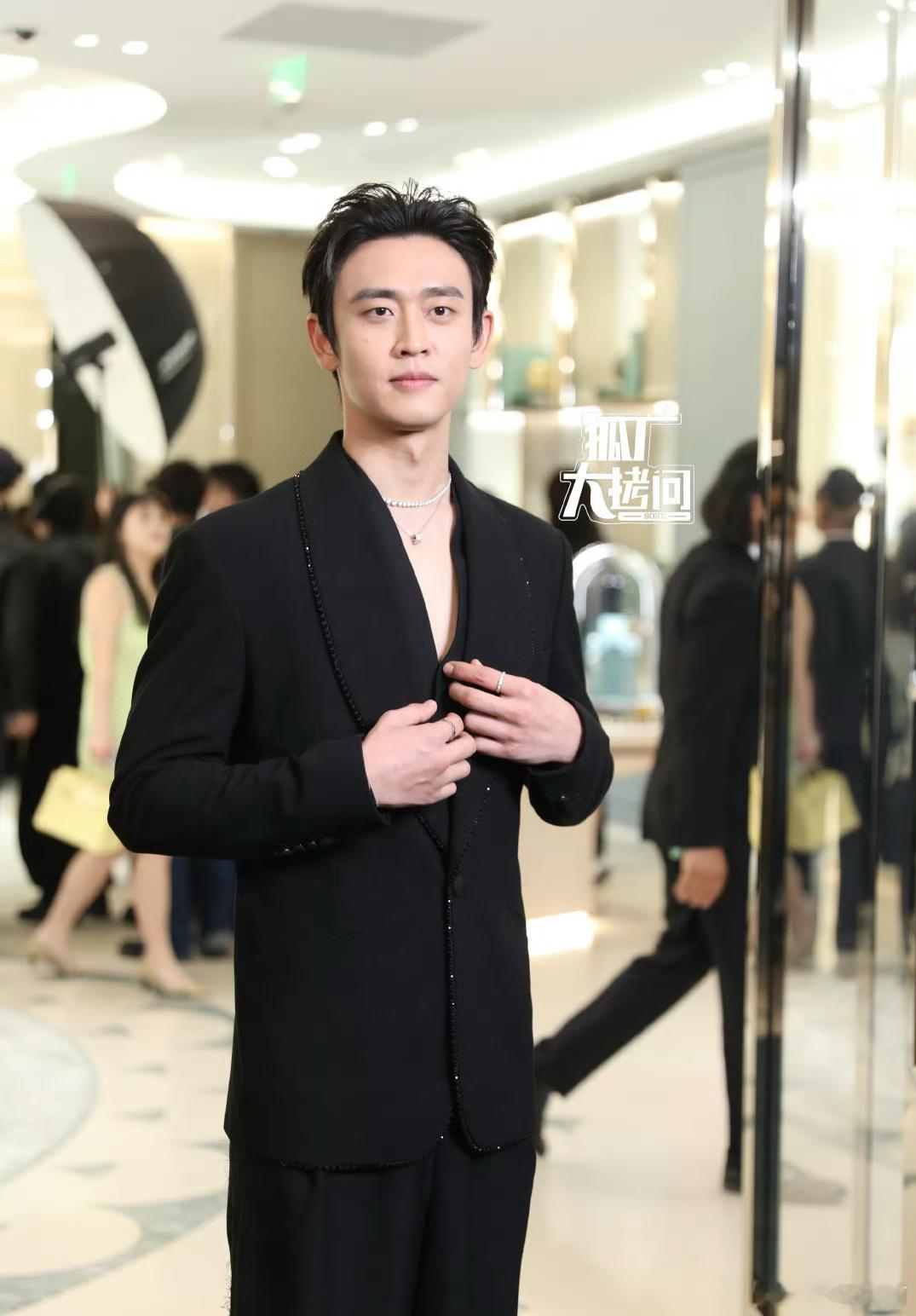 王天辰今日线下活动直拍来啦，allblack深V亮钻西装好daddy感