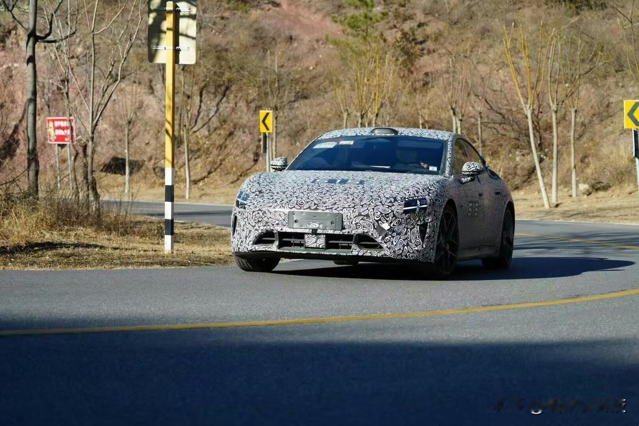 新款小米 SU7终于官宣了，据说将有14项升级：
1、全系标配800V高压平台