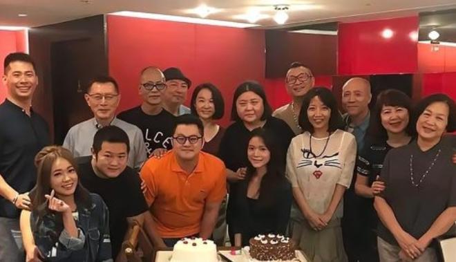 知名经纪人邱瓈宽（宽姐）在2026年7月24日度过了她的63岁生日。与往年不同，