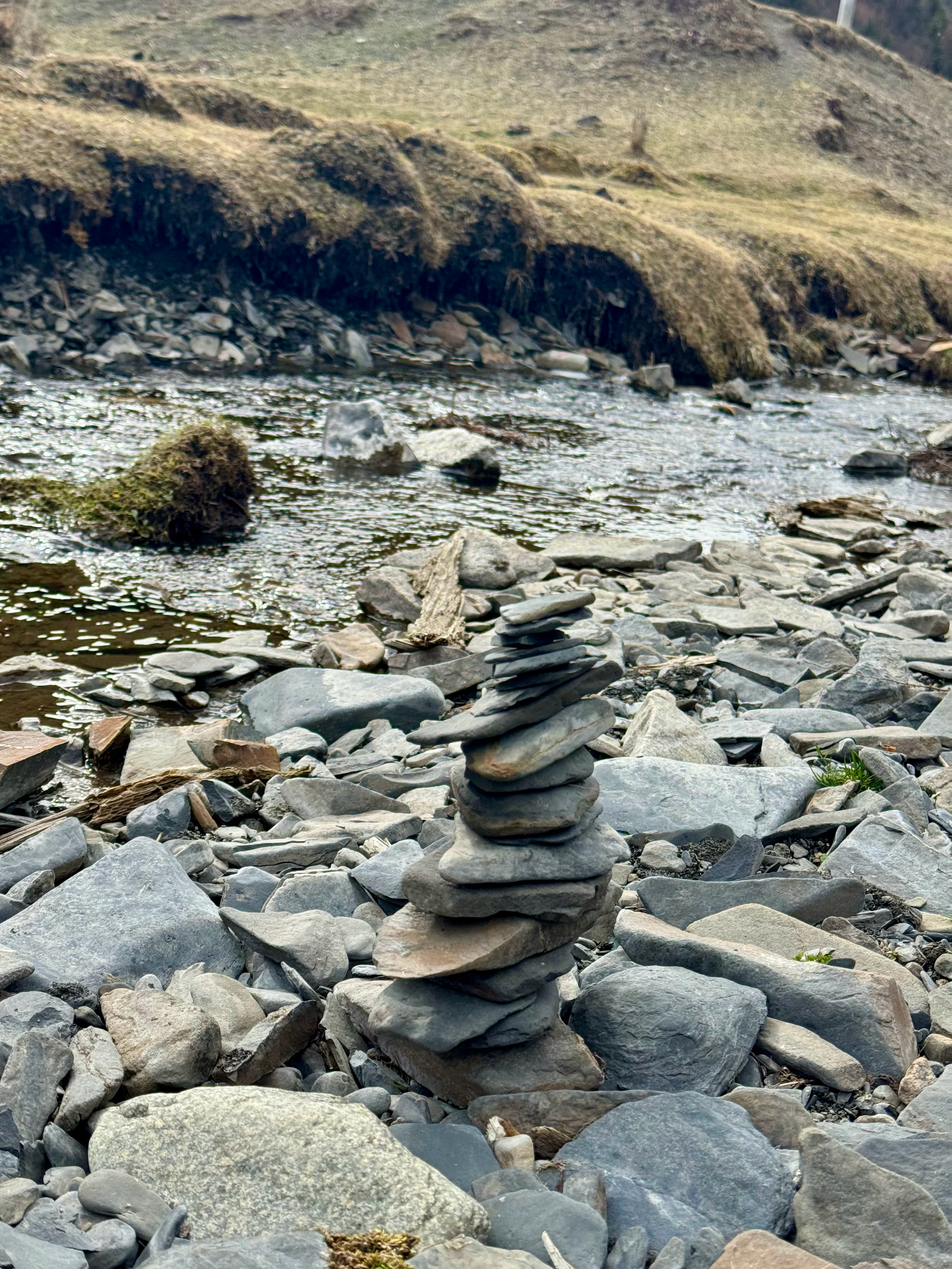 四月的川西有一种落寞感草枯天阴，但是也不妨碍它有另一种美重点是来的人真的很少，基