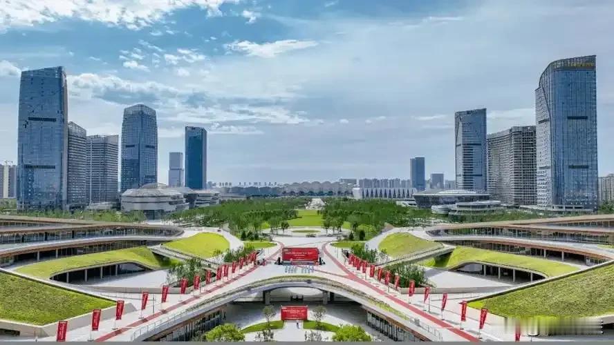 现在明显感觉到港务区人比以前多了。
小编在2021年来到港务区的时候，可以感觉到
