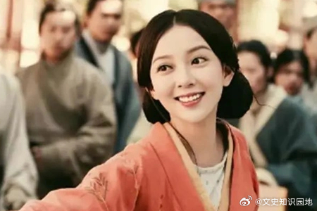 公元 252 年二月深夜，东吴皇宫内殿，几个宫女趁皇后潘淑昏厥熟睡，用布帛将她勒