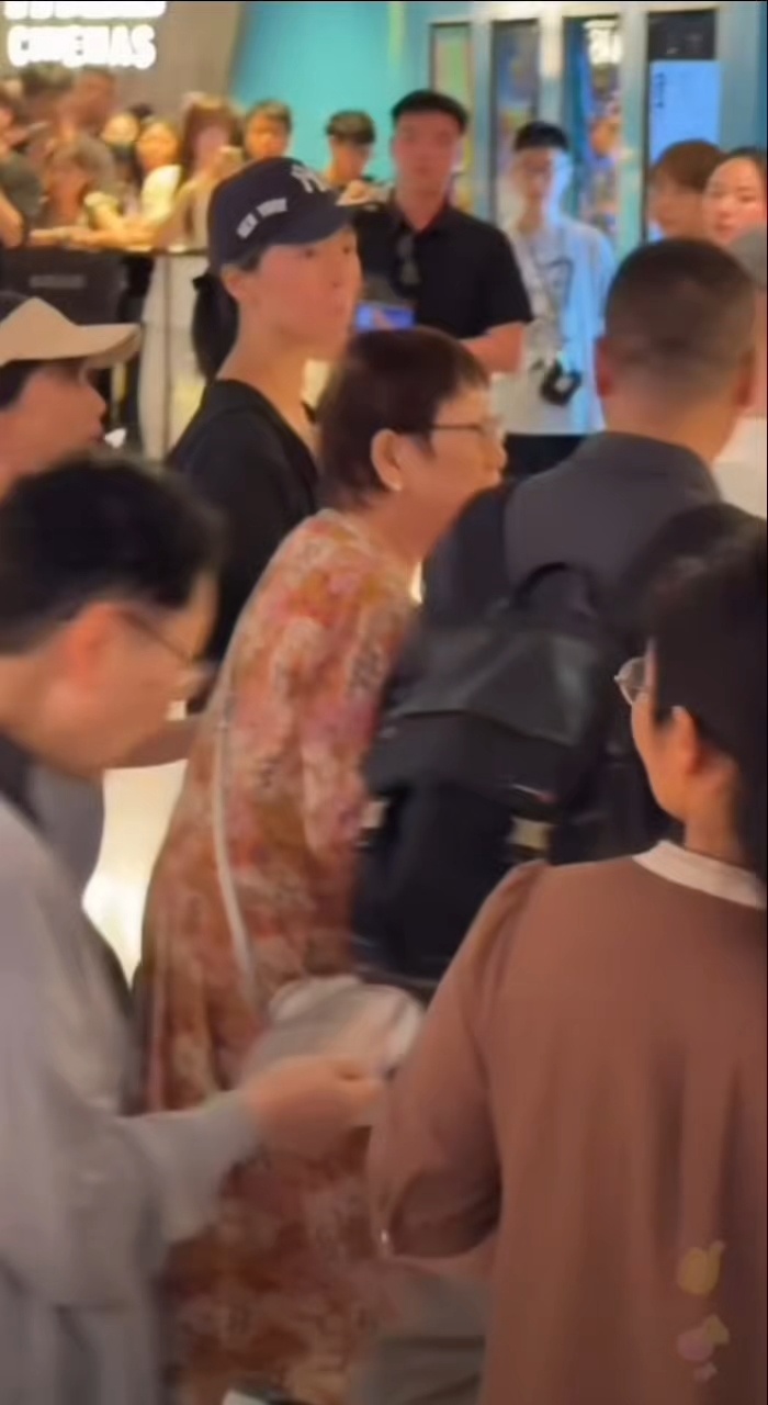 功夫女足香港首映 星妈也来咯迪丽热巴香港路透