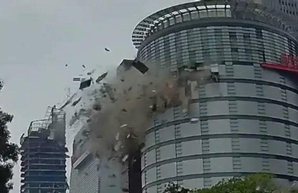 台湾一大楼美食街突发爆炸 2月13日，台中市新光三越百货突发严重气爆事故，爆炸疑