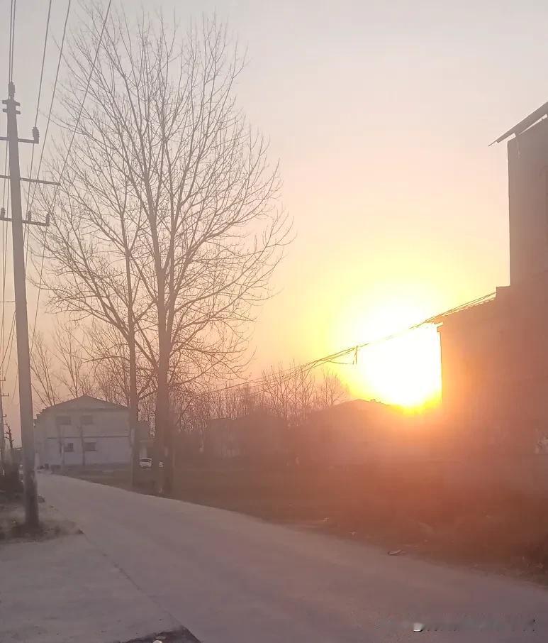 最近很火的一段话:“在无法重来的人生里，请尽量快乐。被爱当然很好，没有也没关系。