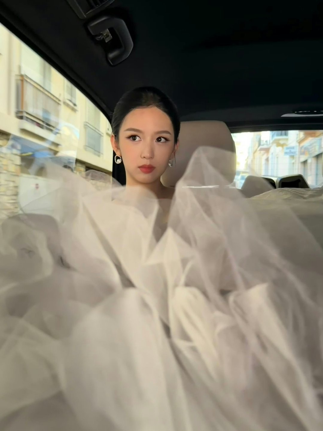 疑似周也对戛纳火力全开周也步步生姿，从容赴约！自带古堡⛪公主👸🏻氛围感，在戛