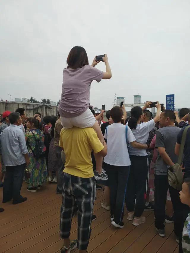 #为什么男生会诱骗女生骑大马#大千世界无奇不有啊。80斤体重的男大学生，诱骗女大