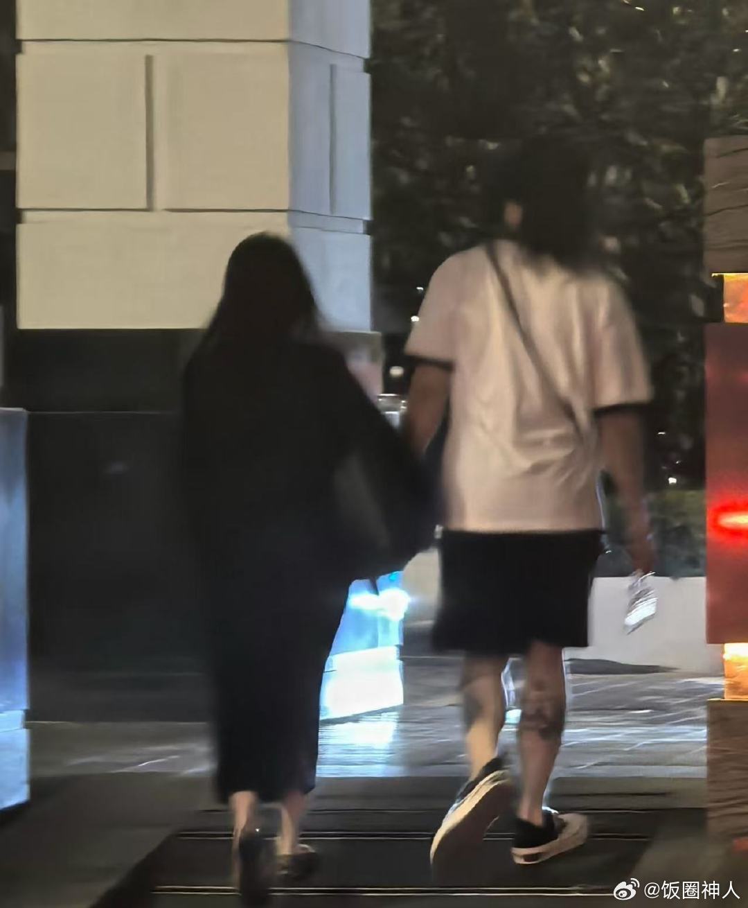 吴建豪和妻子牵手背影吴建豪和妻子牵手背影照有！吴建豪和妻子牵手背影照