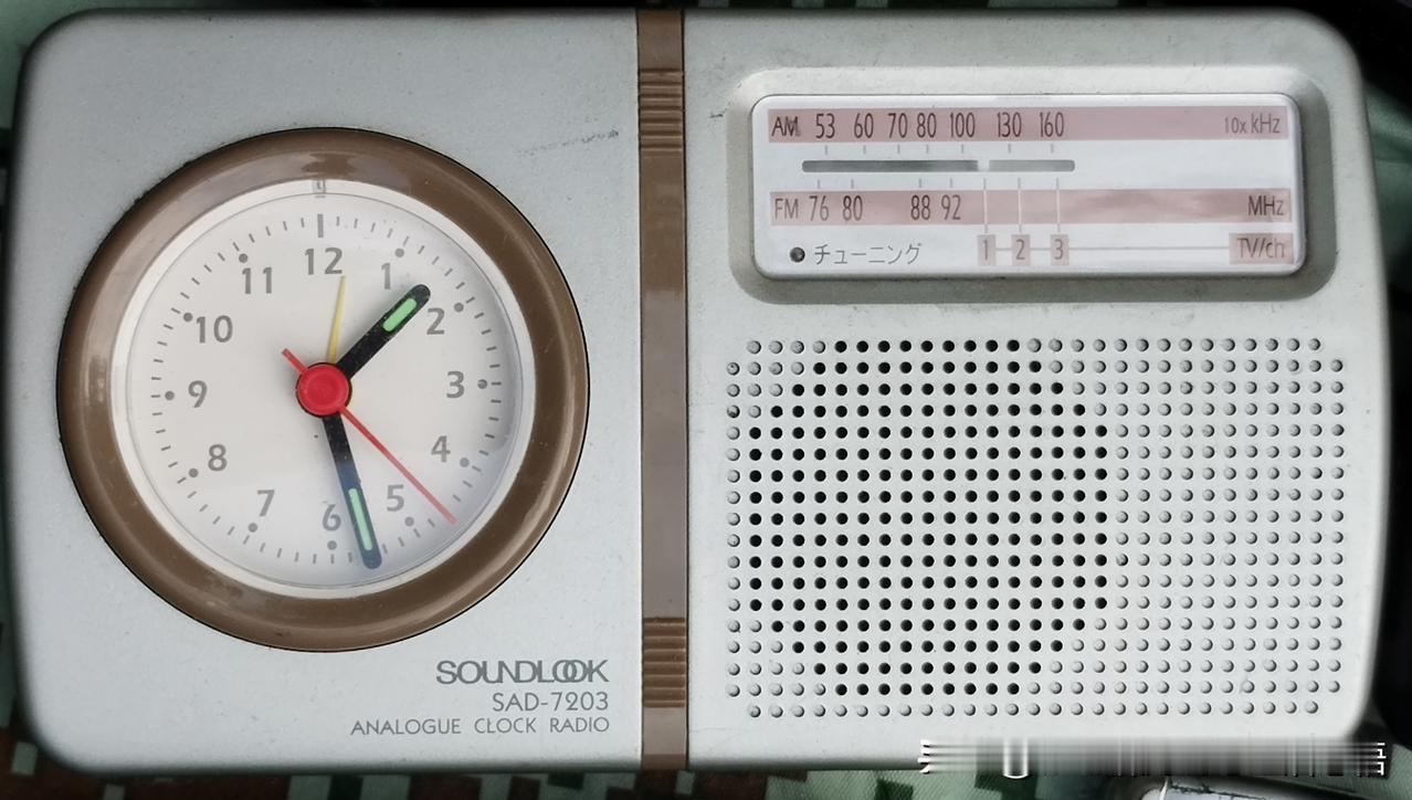 日式钟控收音机SOUNDLOOK SAD‑7203，机械闹钟+收音二合一，满满的