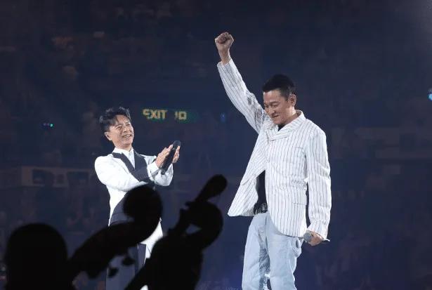 李克勤心里应该后悔了吧？这请来了一个“砸场”的吗？
本来请华仔来是做嘉宾的，结果