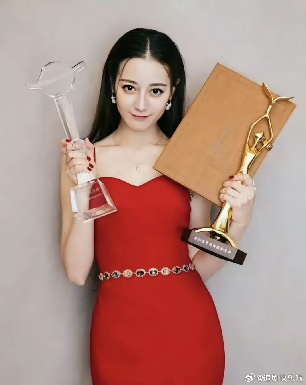 杨紫白玉兰视后，迪丽热巴金鹰奖视后，赵丽颖金鹰奖视后和飞天奖视后，这三位好棒的成