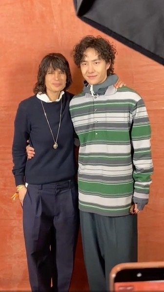 王一博手臂轻松就绕一圈还有多的王一博一把拿住腰 王一博一把拿住腰，呜呼 