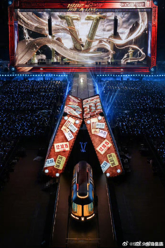 张杰演唱会感动瞬间 现场大合唱响起的时候，全场灯火连成星海，这一刻就是独属于我们