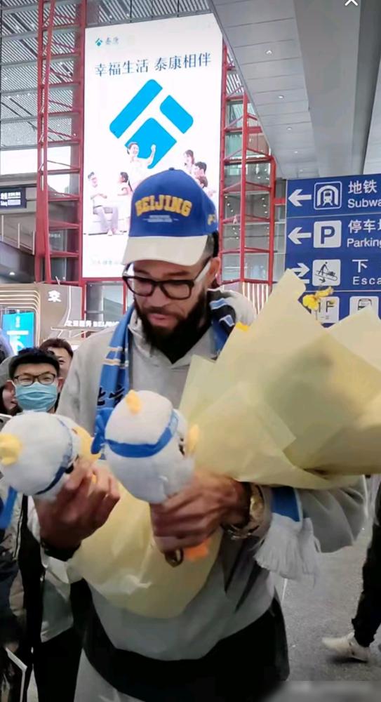 三冠内线麦基正式到队，北汽第一阶段14胜9负的烂摊子，他能盘活？
正月初一就官