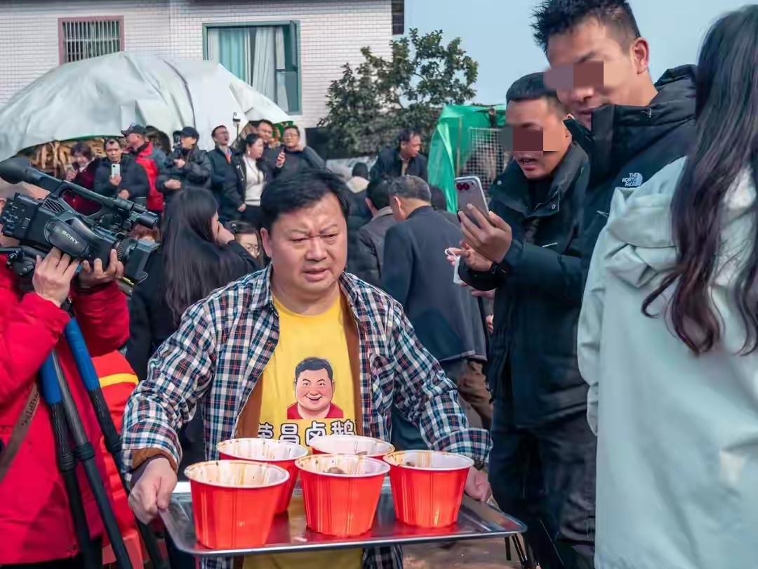 呆呆的刨猪宴，

荣昌卤鹅哥干了一天的活，

虽没蹭到现场的流量，但口碑却迎来逆