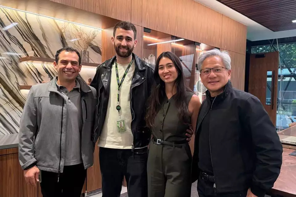 黄仁勋在英伟达总部迎接被哈马斯绑架的获释人质阿维纳坦和诺娃。诺娃写道：“大约在2