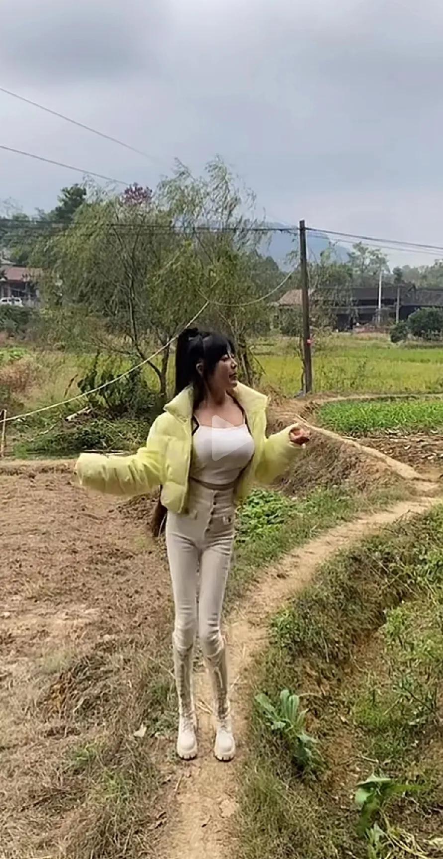 这身材颜值都是极品，
不参加选美，
住在农村，
都是浪费人才。
现实中都没有见过