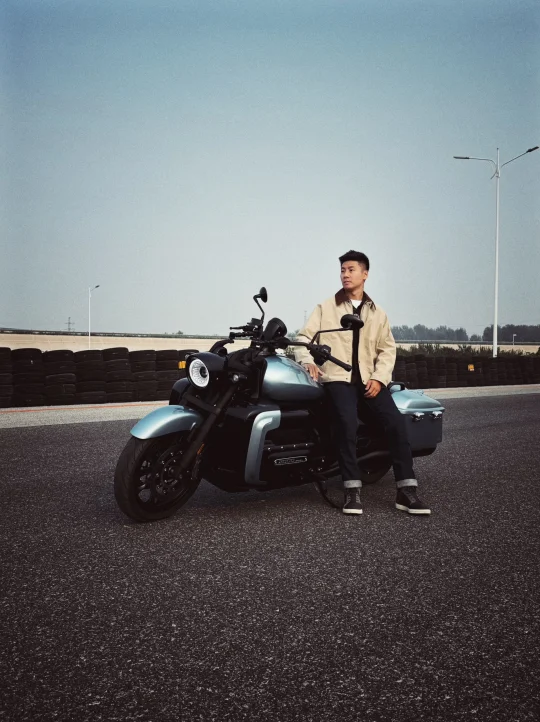 好神奇的 8 缸摩托