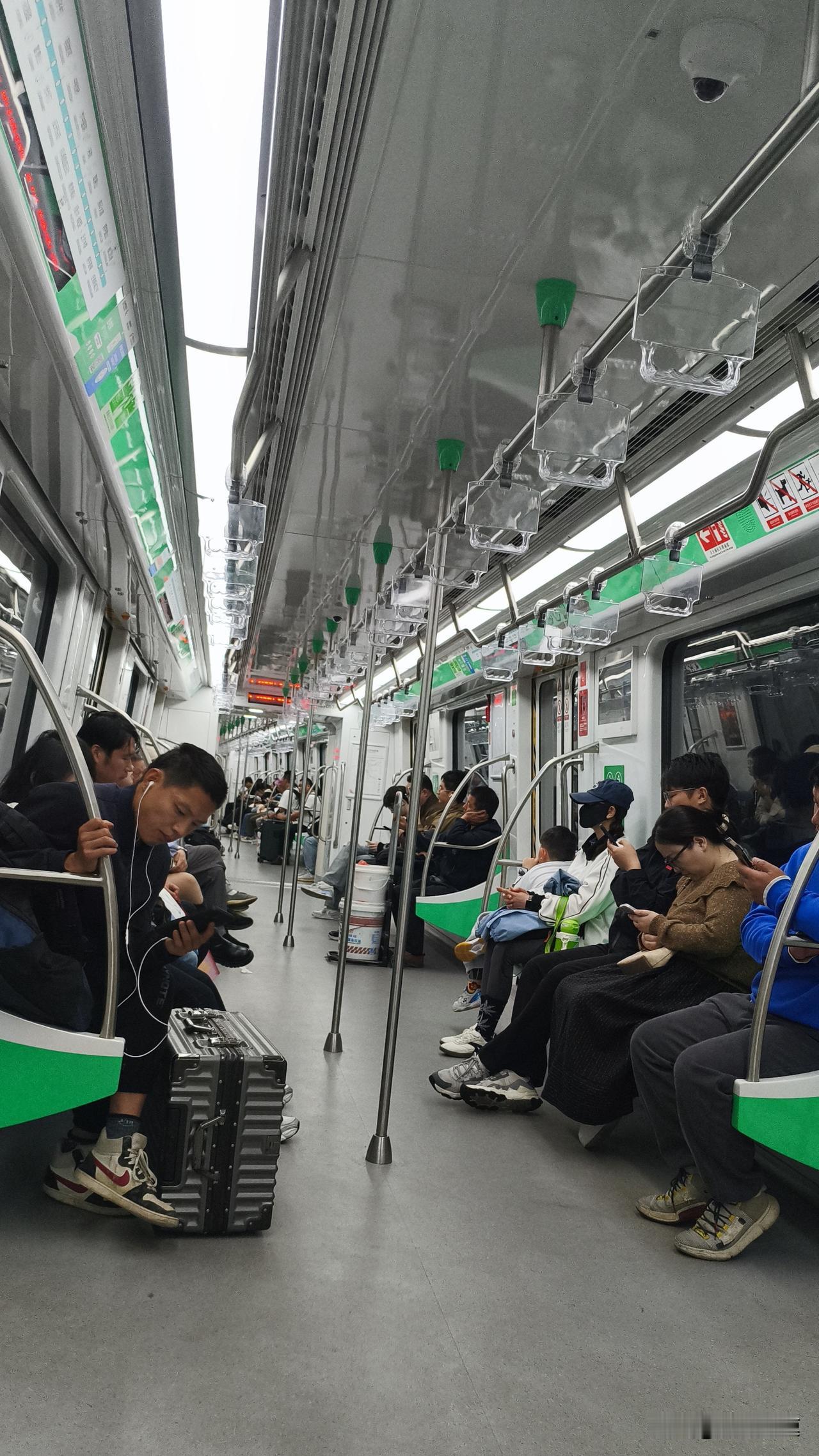 热热闹闹的南京地铁六号线，现在已经没有那么拥挤了。
刚开通那阵子全是来打卡尝鲜的