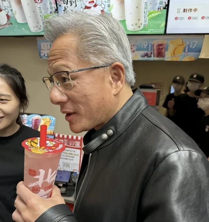 黄仁勋先生喝了一杯蜜雪冰城，于是便有人说：亲民。

我向来是不惮以最坏的恶意来推
