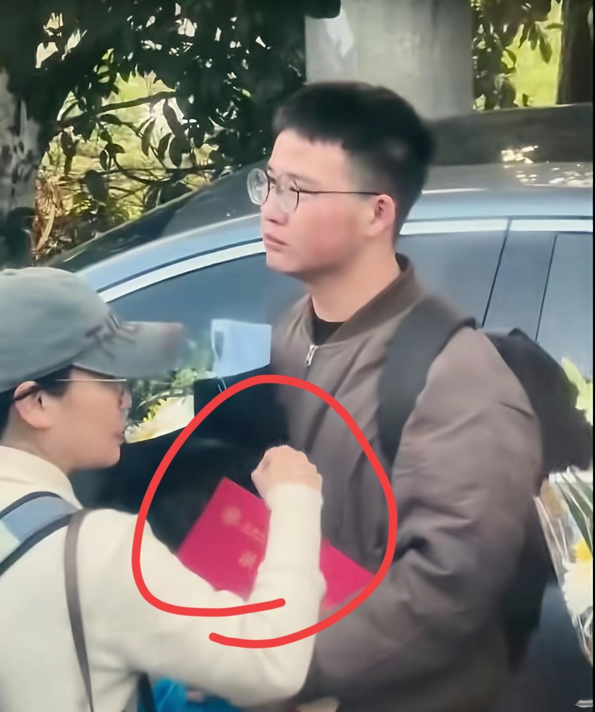 你敢信吗？

苏州街头一个不起眼的小伙子，

竟让我瞬间懂了张雪峰的良苦用心！