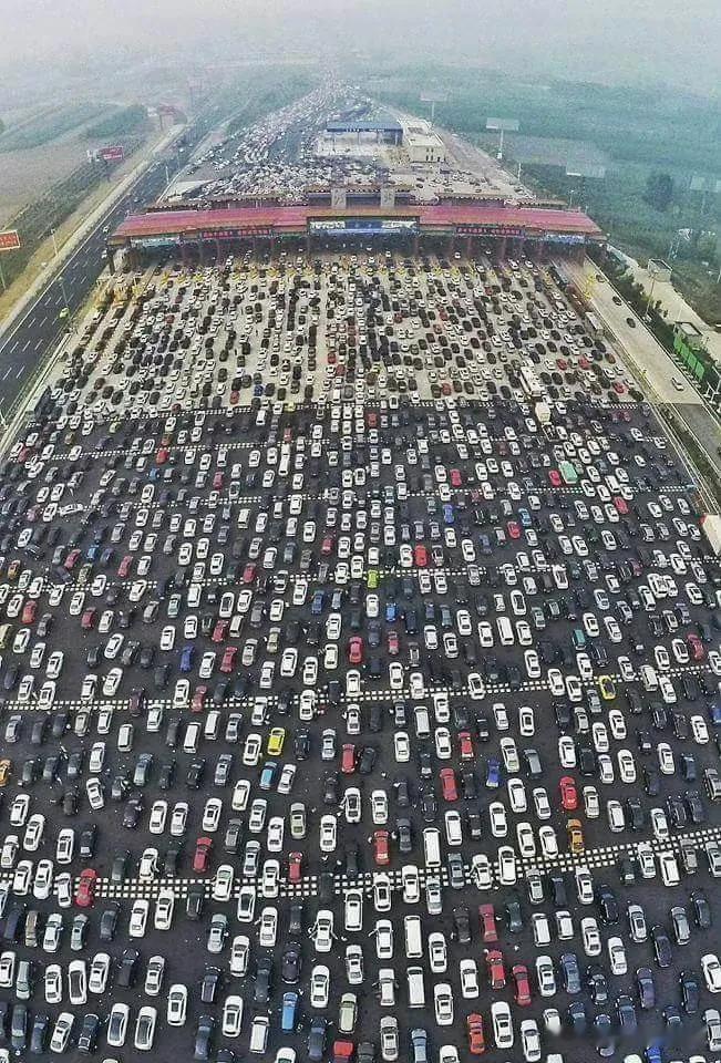 五一出门要是这样堵在高速路收费站你还有心情玩吗？节假日出远门玩简直是受罪，但是平
