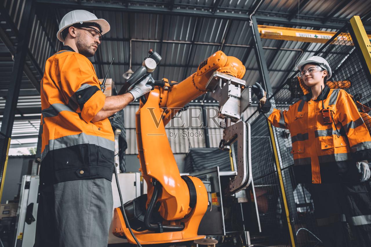 未来工厂仍然需要人类工人，AⅠ智能机器人再厉害，它们也是为人类提供服务的，不可能