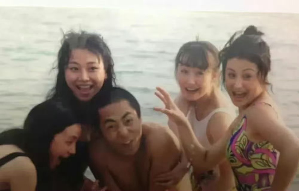 不怪张艺谋笑得那么开心，换谁谁不是。 