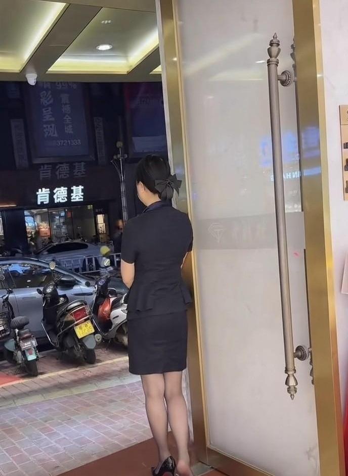你也有这种时候吗？
人还没下班，魂已经站在门边，眼睛盯着街景，像等一趟迟迟不来的
